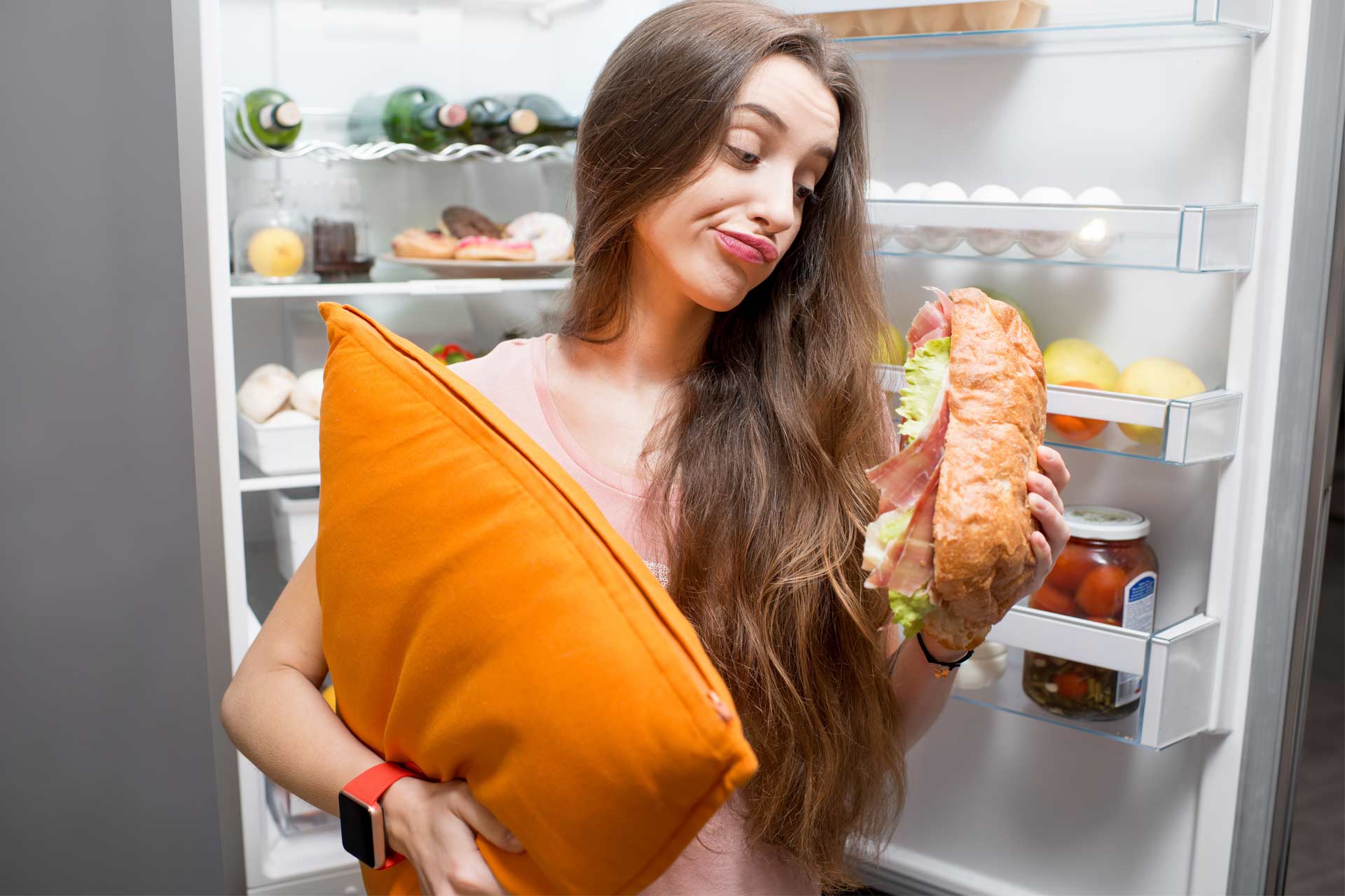 Кушать после 18. Девушка с едой. Еда на женщине. Фотосессия с холодильником. Девушка ест ночью.