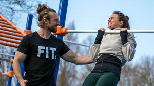 Wat werkt het beste om af te vallen? Sporten of minder eten?