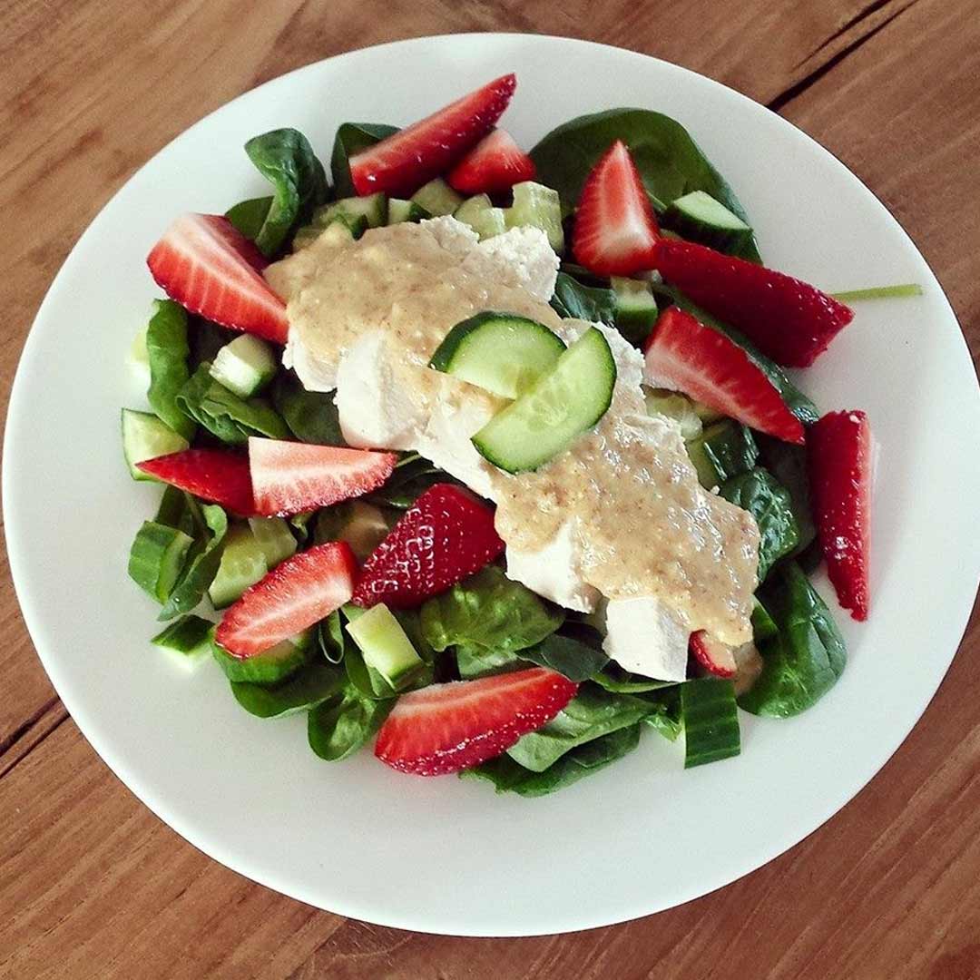 Frisse-salade-met-aardbeien-en-kip