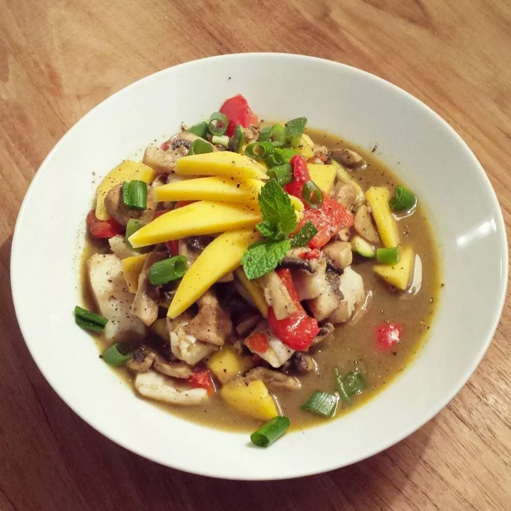 Pittige groene viscurry met mango