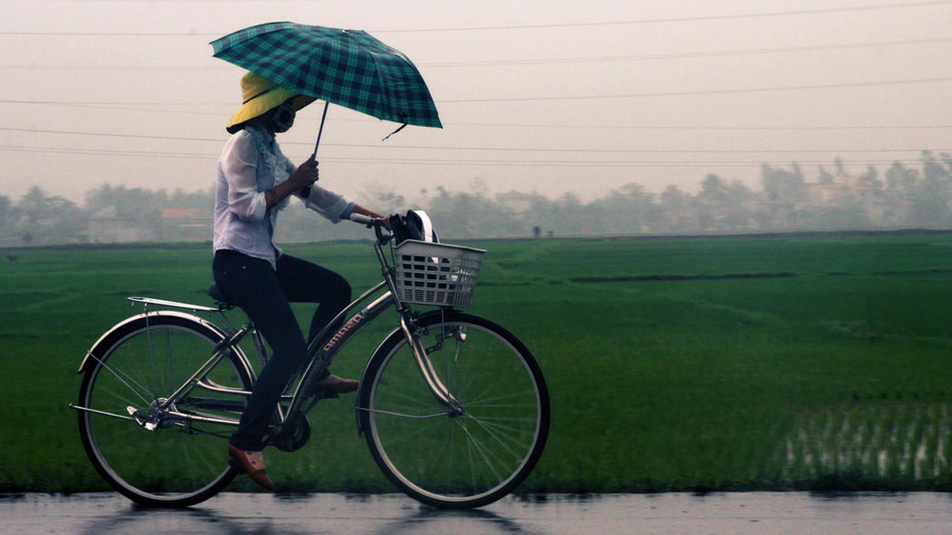 Kun je beter of langzaam fietsen in de regen? FIT.nl