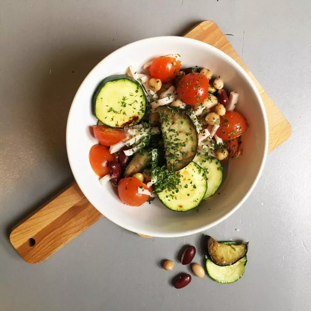 Kleurrijke lentesalade met bonen