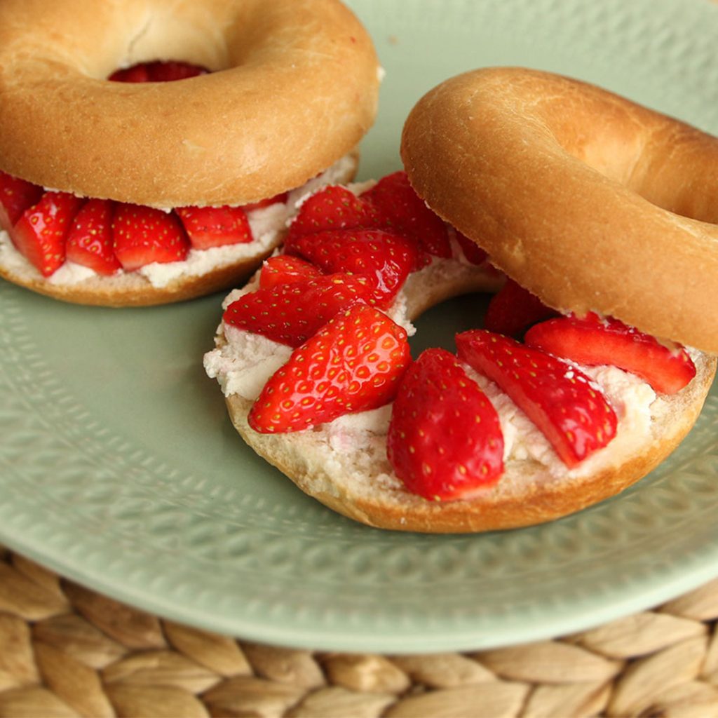 Bagels met ricotta en aardbeien