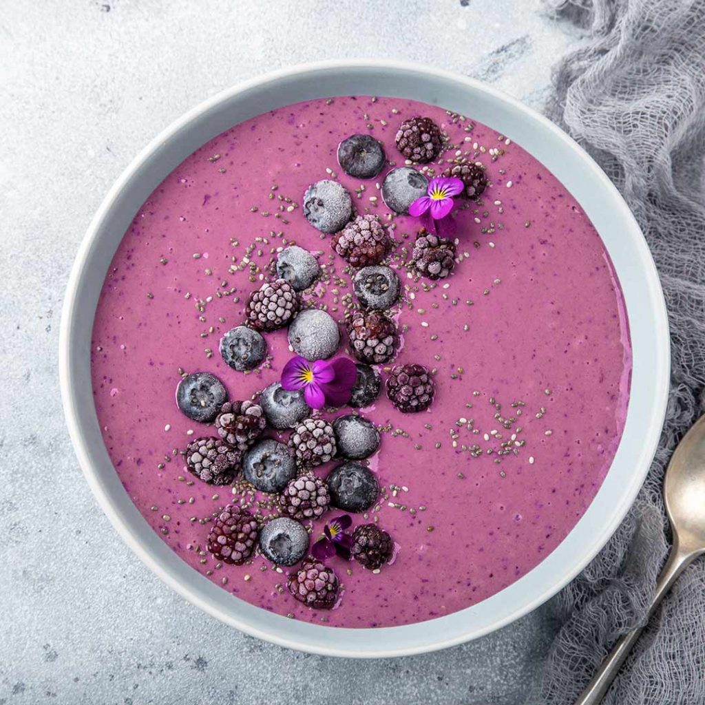 Blauwe bessen smoothie bowl