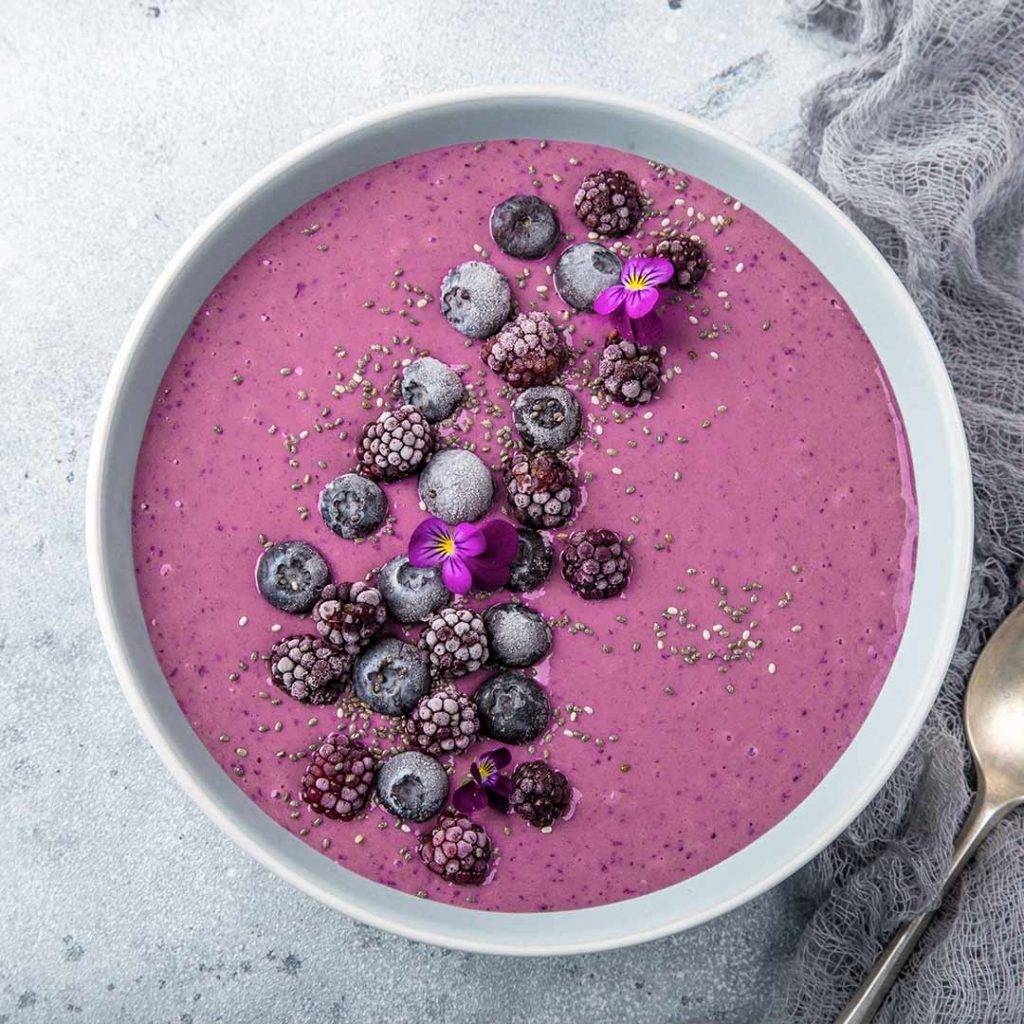 Blauwe bessen smoothie bowl