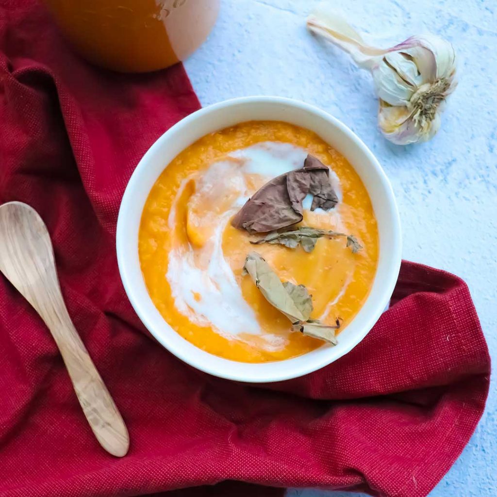 Zoete aardappelsoep met spinazie