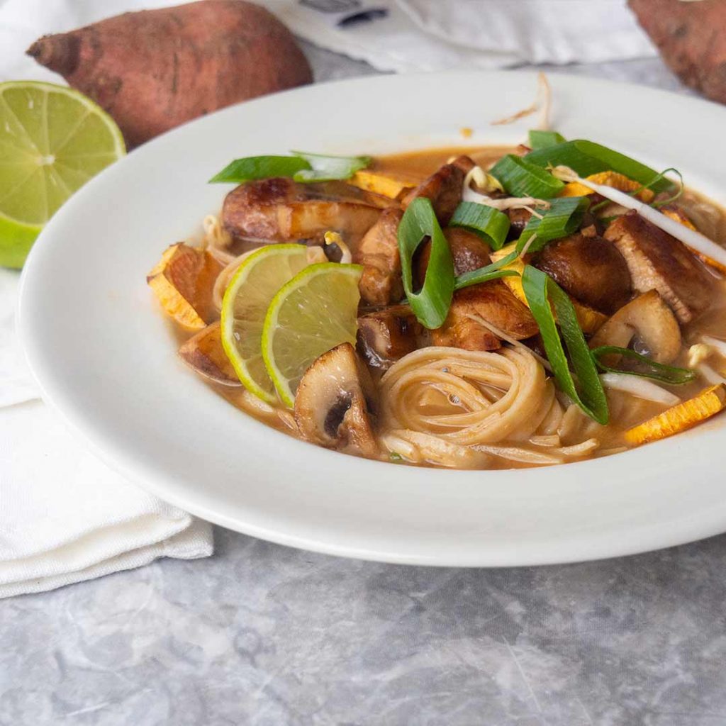 Rode currysoep met kip en noodles