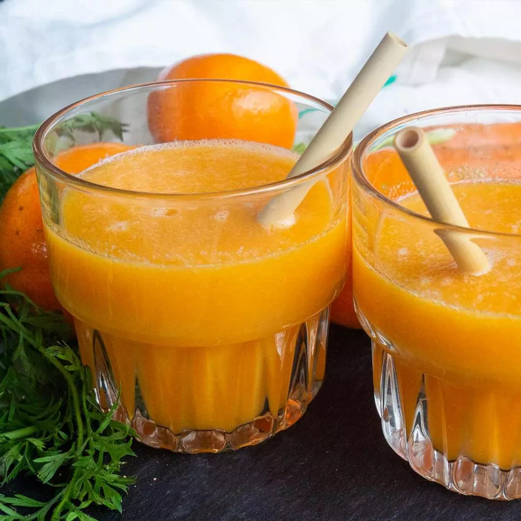 Oranje wortelsap met mandarijn en mango