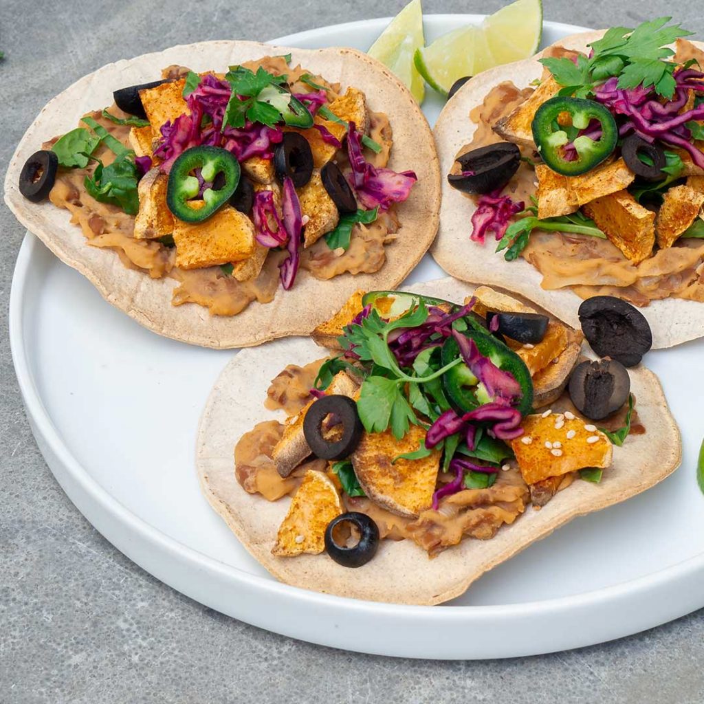 Tostadas met refried beans en zoete aardappel