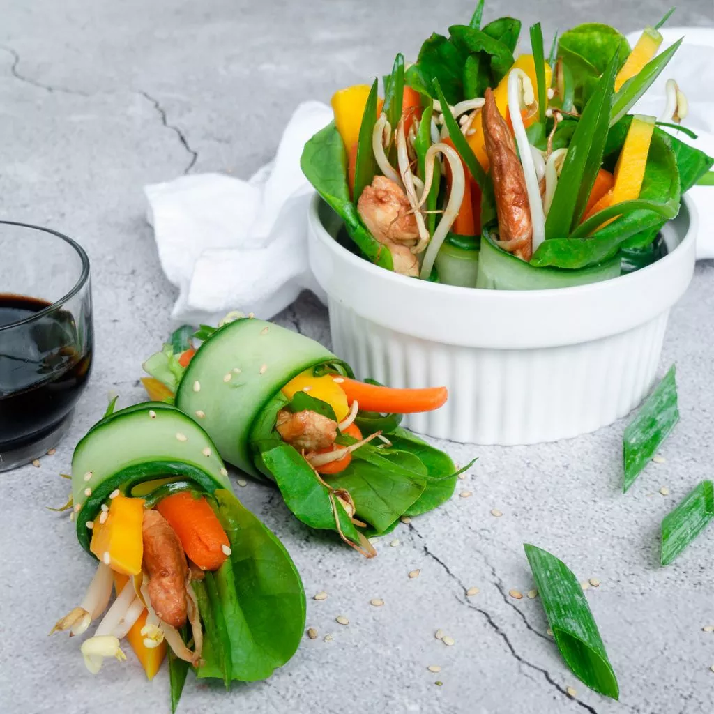 Komkommer summer rolls met kip