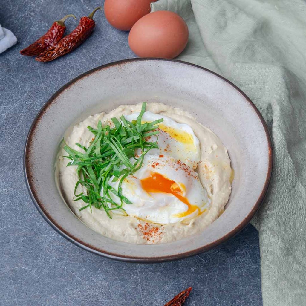 Hummus met gepocheerd ei