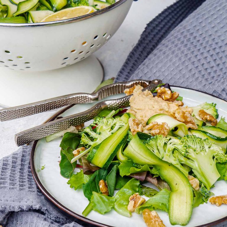 Slanke groene salade met courgette