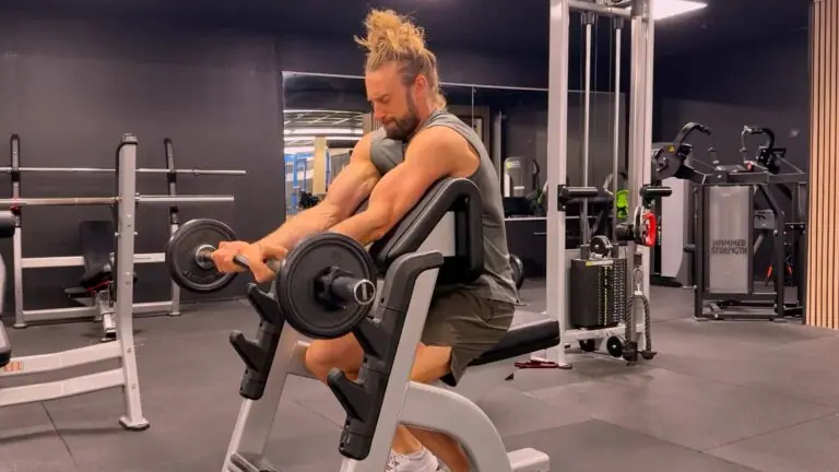 Preacher curl (EZ-BAR)