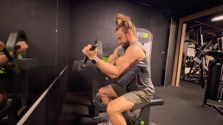 Machine biceps curl