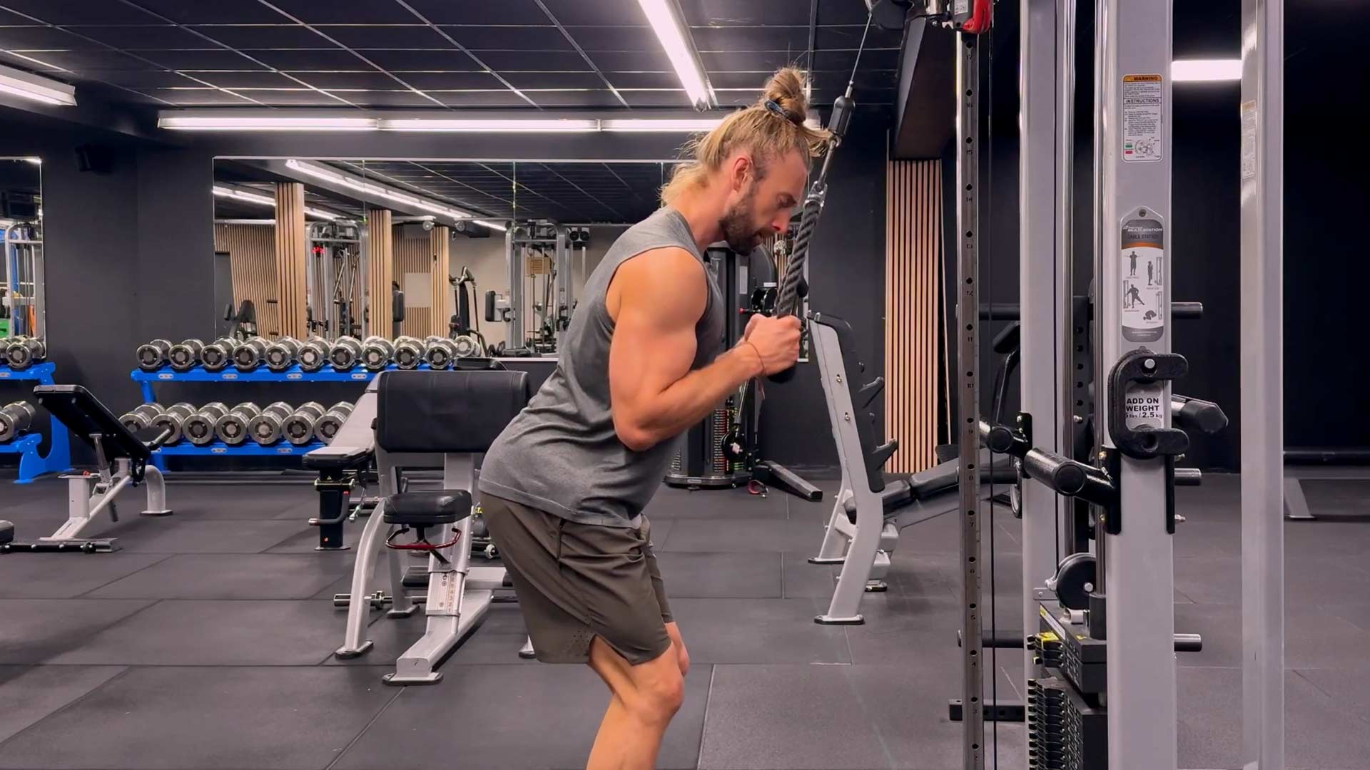 standing-cable-triceps-extension-uitleg